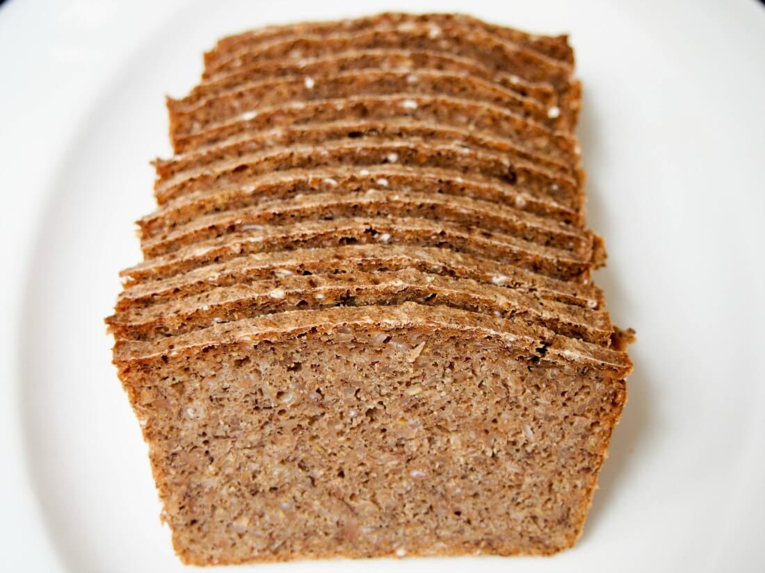 chleb żytni do duńskiego smørrebrød (otwarte kanapki) z remouladą