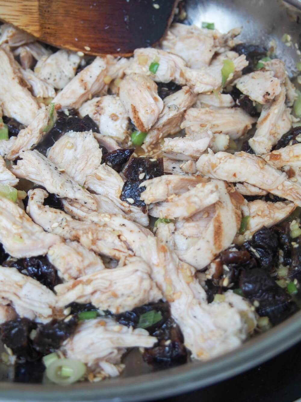 Cooking Chicken for Chef'd Meal Kit: Wraps mit asiatischem Hähnchen und kalifornischem Pflaumensalat