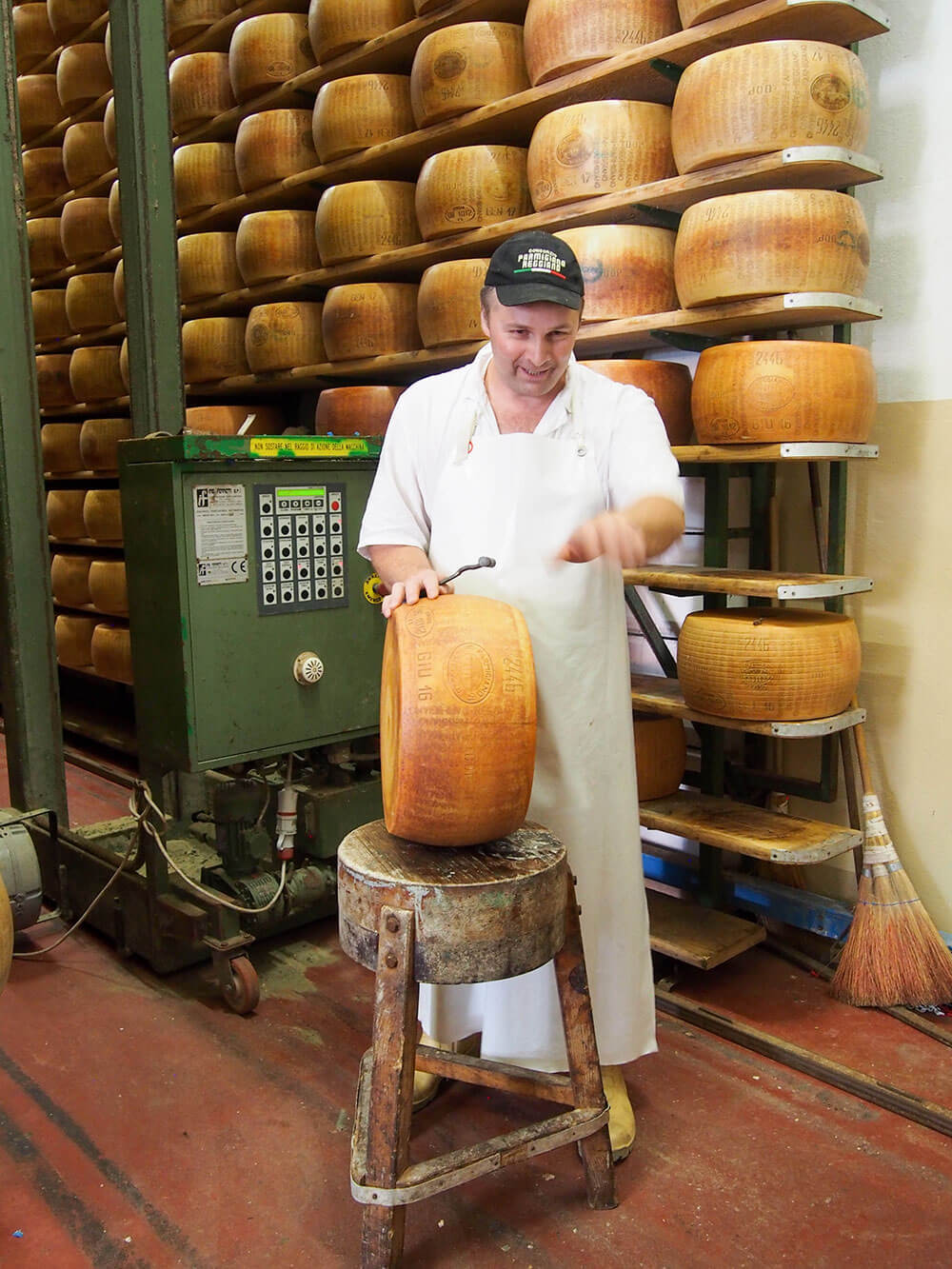 maistas Bolonijoje: ekskursija po Parmigiano reggiano