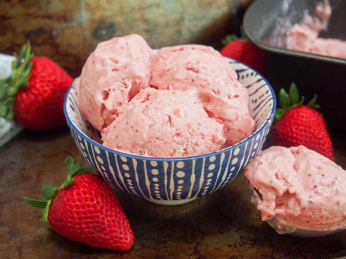 No churn roasted strawberry ice cream - Caroline's Cooking