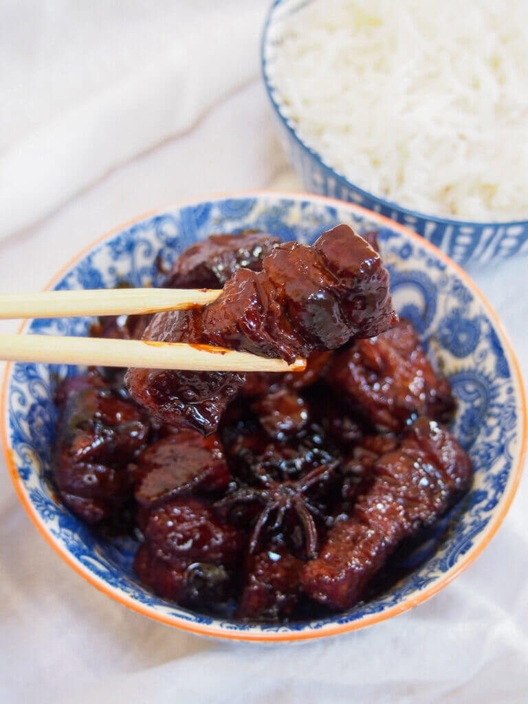 Hong shao rou (red braised pork belly) - Caroline's Cooking