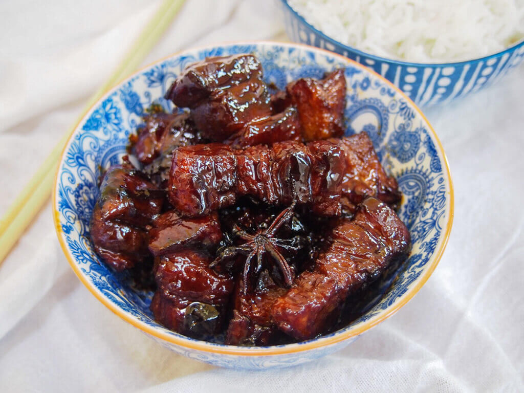 Hong shao rou (red braised pork belly) - Caroline's Cooking
