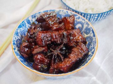 Hong shao rou (red braised pork belly) - Caroline's Cooking
