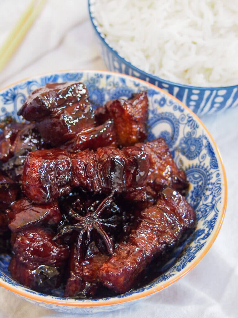 Hong shao rou (red braised pork belly) - Caroline's Cooking