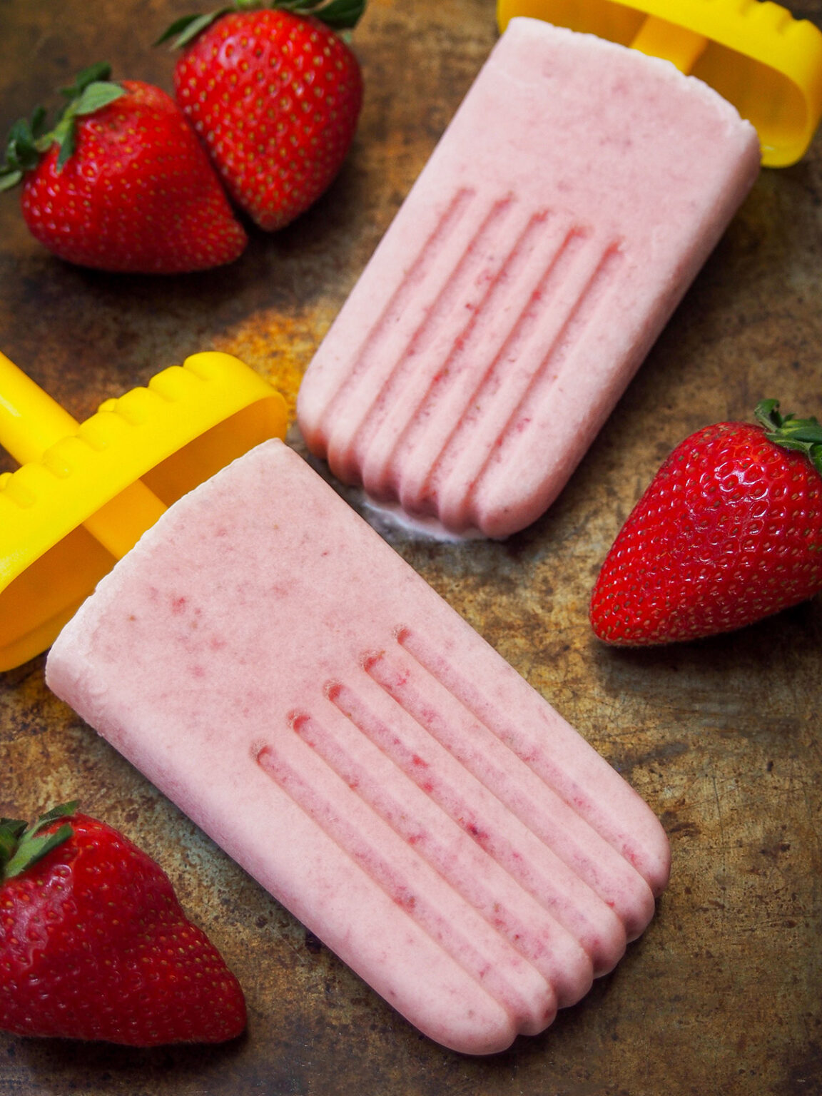 Paletas de fresa con crema Mexican strawberry popsicles Caroline's
