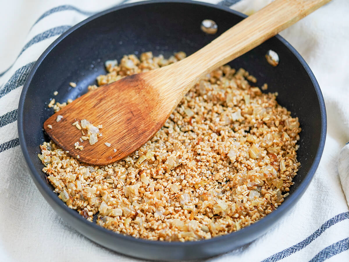 side view of skillet of skirlie oatmeal stuffing.
