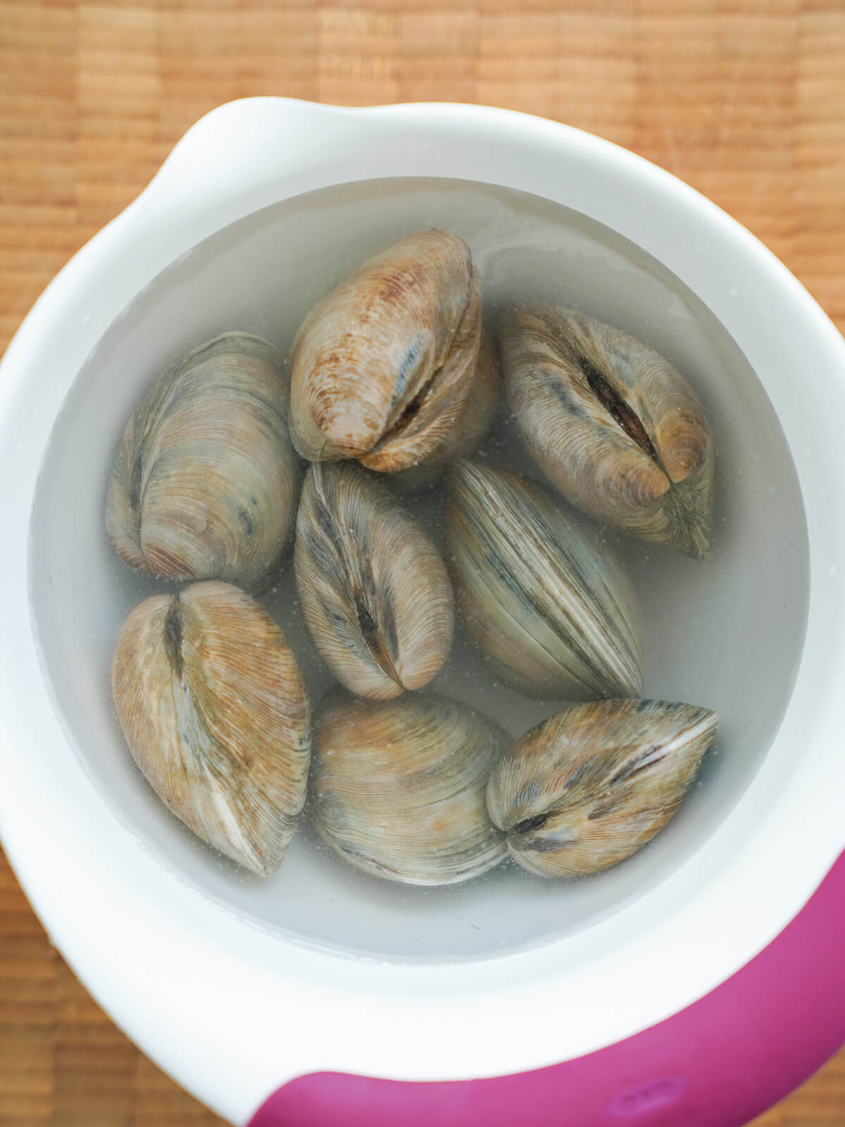 clams in bowl of water.