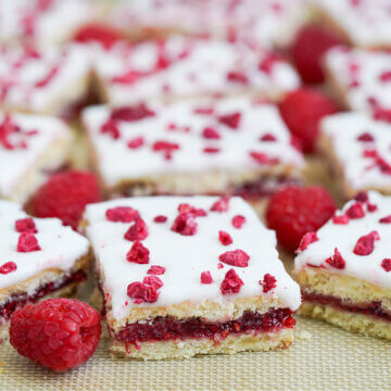 slices of hindbaersnitter, Danish raspberry bars with raspberries to side.