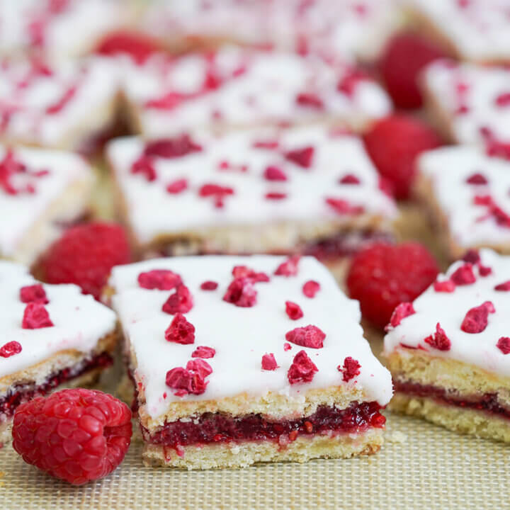 slices of hindbaersnitter, Danish raspberry bars with raspberries to side.