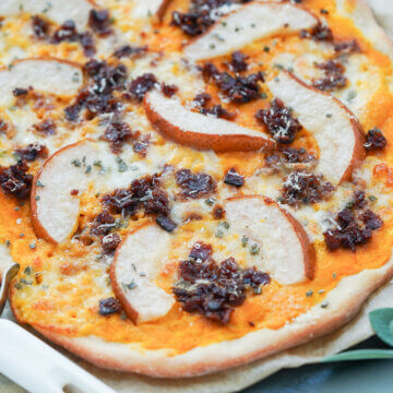 close view of butternut squash pizza.